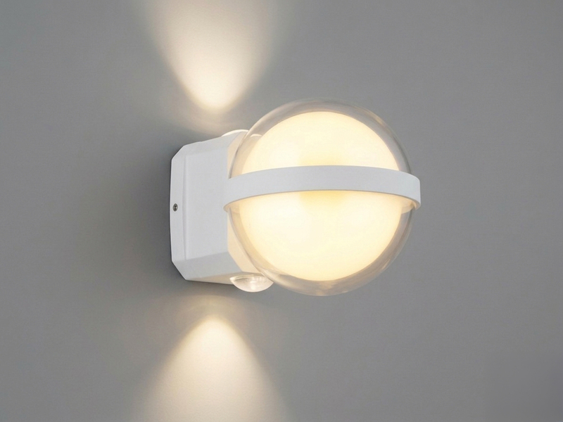 Kleine LED Außenwandleuchte ILLI Kugel aus Aluminium in Weiß, Höhe 11cm