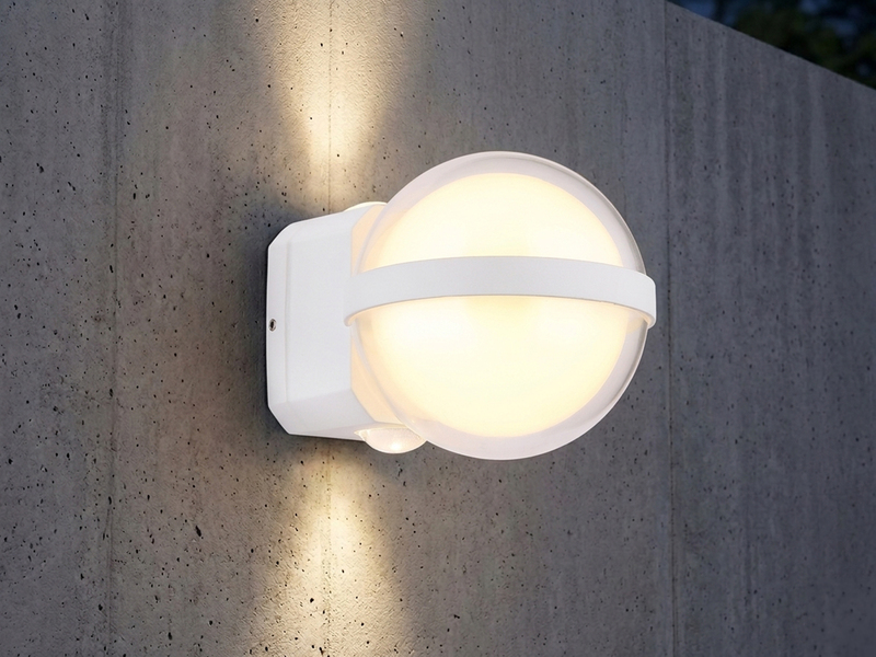 Kleine LED Außenwandleuchte ILLI Kugel aus Aluminium in Weiß, Höhe 11cm