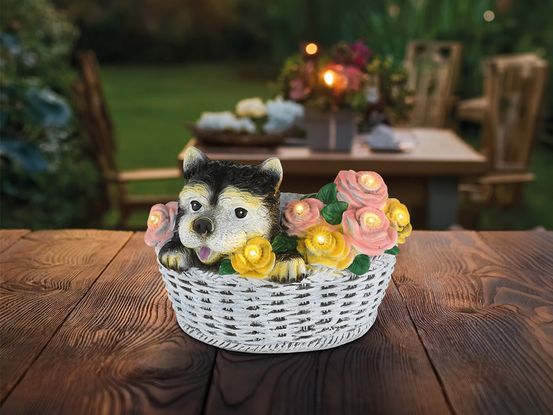 Verspielte LED Deko Solarleuchte Hund und Blumen im Korb, Höhe 13,5cm
