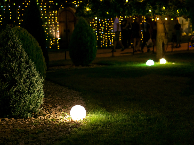 LED Garten Kugelleuchte mit Erdspieß, RGBW Leuchtmittel & Fernbedienung - Ø 38cm
