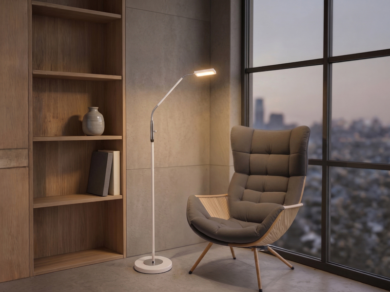 Kleine LED Stehlampe SANDOR Leselampe dimmbar aus Metall Weiß & Chrom Höhe 130cm