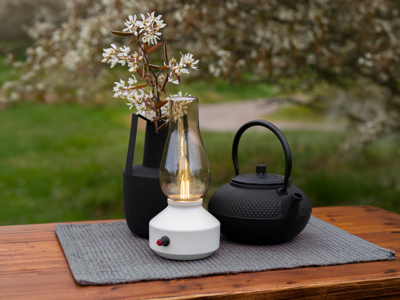 Outdoor LED Akku Tischleuchte USB aufladbar, Weiß mit Rauchglas, Höhe 24,5cm