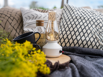 LED Akku Tischleuchte für Innen & Außen, Weiß mit Rauchglas, Höhe 24,5cm