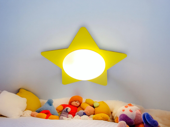 Deckenleuchte Stern fürs Kinderzimmer mit Holz in Sonnengelb, Ø 53cm & E27 LED