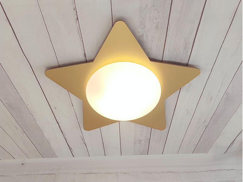 Deckenleuchte Stern fürs Kinderzimmer mit Holz in Gold, Ø 53cm & E27 LED