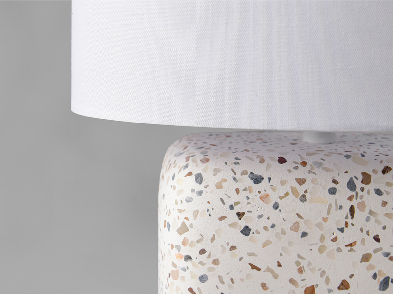 Kleine Tischlampe LIVARE mit E14 Stoffschirm Weiß & Betonfuß bunt, Höhe 24cm