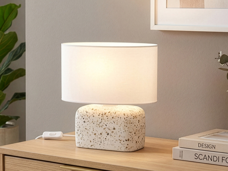 Kleine Tischlampe LIVARE mit E14 Stoffschirm Weiß & Betonfuß bunt, Höhe 24cm