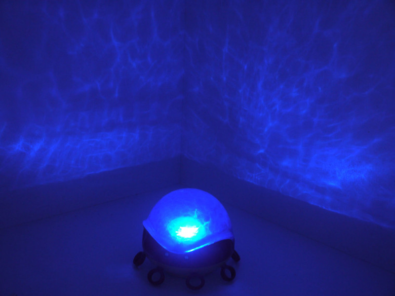 LED Nachtlicht OCTOPUS, projiziert Wellen ins Kinderzimmer, Abschaltautomatik