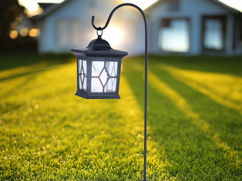 LED Gartendeko - Solar Erdspießleuchte mit aufgehängter Laterne